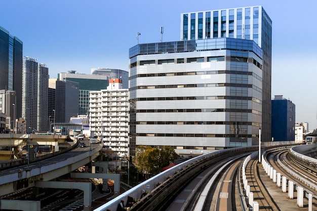 Vue sur l'autoroute des gratte-ciel modernes et la voie ferrée de Yurikamome à Tokyo au Japon
