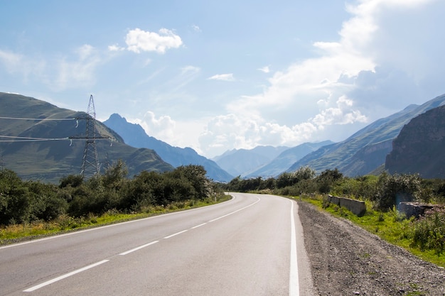 Vue sur l'autoroute et la route et paysage à Juta, Géorgie. Photo de voyage d'été.