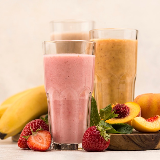 Vue avant de l'assortiment de milkshakes à la pêche et à la banane