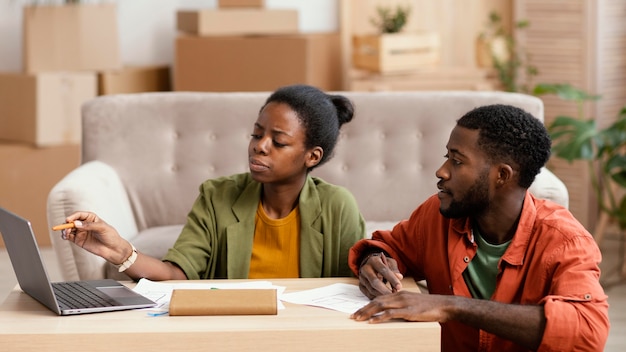 Vue avant du couple faisant des plans pour la rénovation de la maison