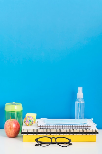 Photo vue avant du dos aux fournitures scolaires avec copie espace et désinfectant pour les mains