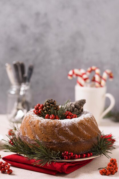 vue avant gâteau de Noël avec des cônes de pin baies rouges haute qualité et résolution beau concept de photo