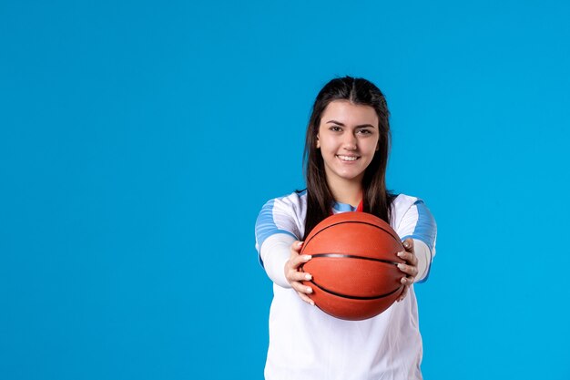 Vue avant, heureux, jeune femme, tenue, basket