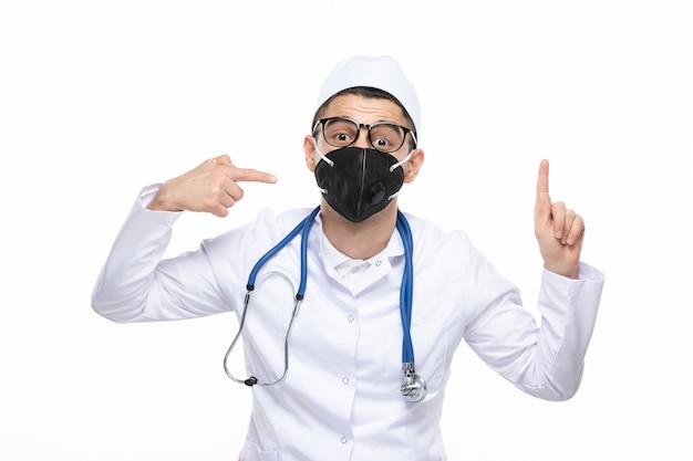 Vue avant de l'homme médecin en costume médical portant un masque noir spécial