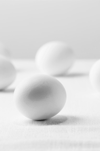 Vue avant des œufs de poule blanche sur table