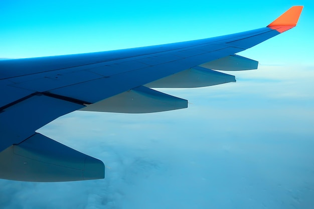Vue d'avion de l'aile du ciel / ciel bleu et aile d'un avion, vue depuis la cabine d'un avion, concept de transport aérien