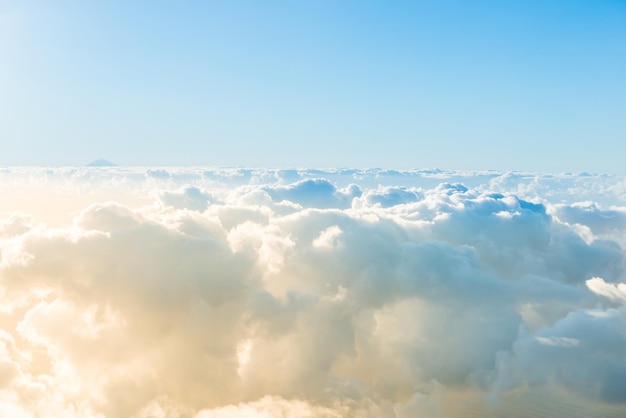 Vue d'avion du beau paysage avec le ciel bleu, les nuages de couleur or et l'océan au jour ensoleillé