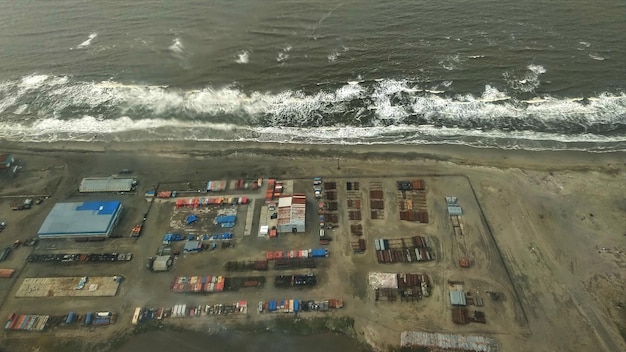 Vue d'avion du camp de quart Varandey dans la toundra et la côte de la mer de Barents. Arctique