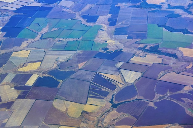 Vue d'avion de la région agricole avec des champs et des ravins multicolores