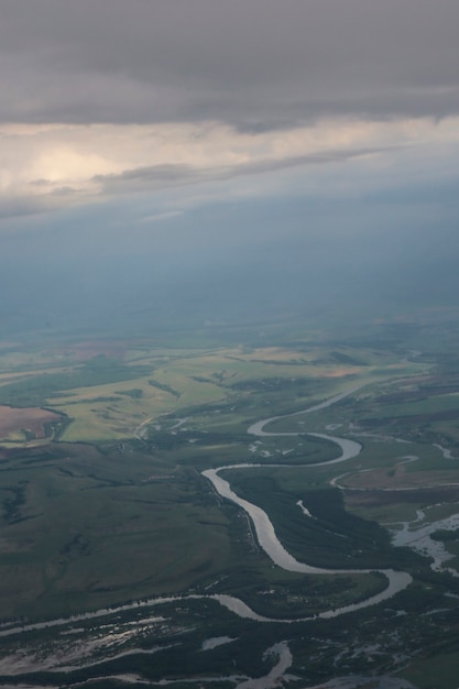 Vue de l'avion à la surface de la Terre - la Volga, Russie, près de la ville de Kazan