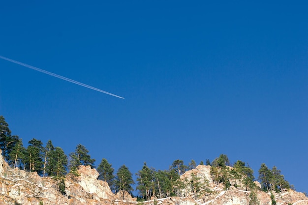 Vue d'un avion volant sur fond de ciel et de rochers