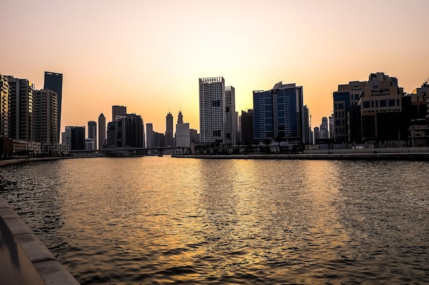 Vue sur la baie des affaires de Dubaï pendant le coucher du soleil