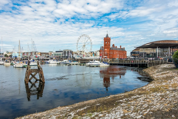 Vue sur la baie de Cardiff et le Pierhead Building à Cardiff le 7 juillet 2019. Personnes non identifiées