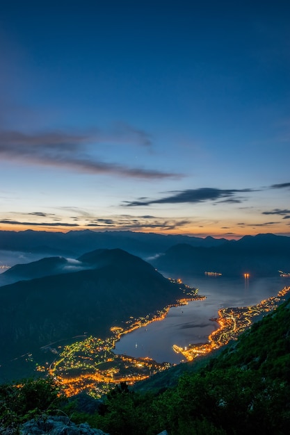 Photo vue sur la baie de kotor depuis un sommet de haute montagne au coucher du soleil.