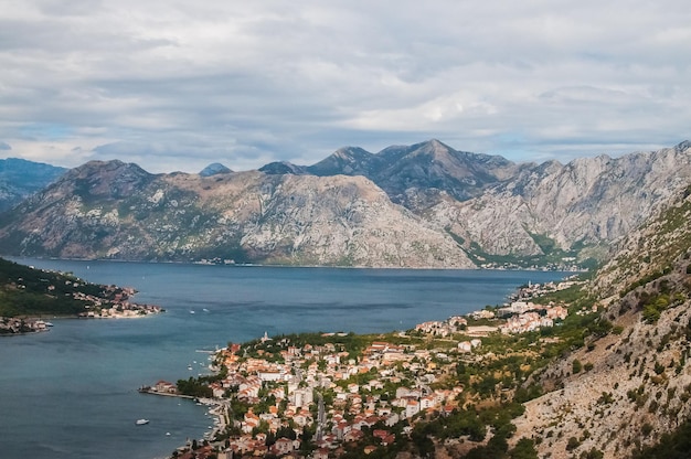 Une vue sur la baie de kotor depuis le sommet de la montagne