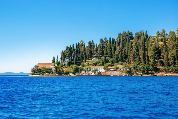 Photo la vue sur la baie de kouloura depuis la mer à corfou en grèce