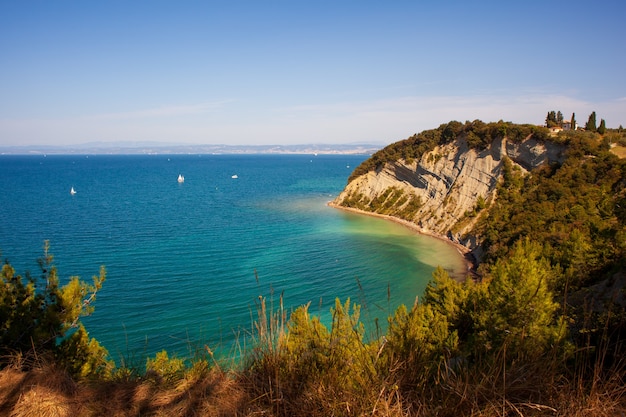 Vue sur la baie de la lune, célèbre plage de la falaise de Strunjan sur la côte de la Slovénie.