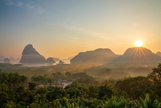 Vue de la baie de Phang Nga du point de vue de Samet Nangshe, Thaïlande