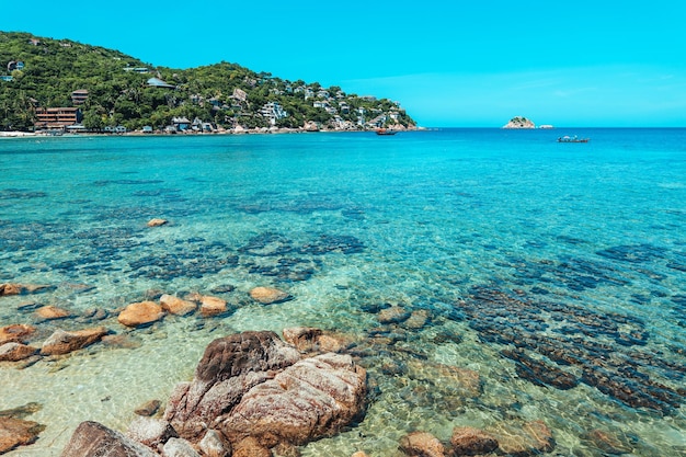 Vue sur la baie et les rochers de l'îleShark Bay Koh Tao