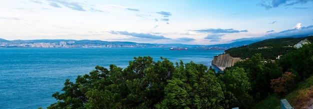 Vue sur la baie de Tsemesskaya et Novorossiysk Russie dans le panorama d'été