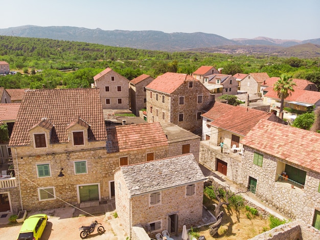 Vue sur la baie et la vieille ville avec forteresse et église de la ville de Vrboska sur l'île de Hvar Croatie