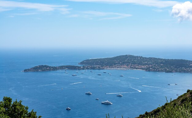 Photo vue sur la baie avec des yachts de luxe devant le cap ferrat sur la côte d'azur