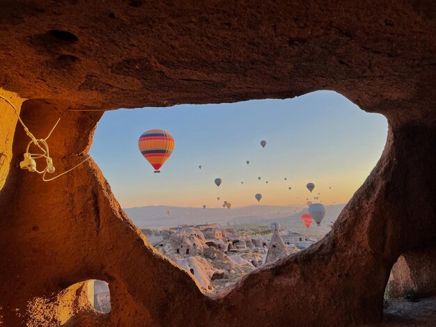 Photo vue d'un ballon à air chaud volant au-dessus d'une roche