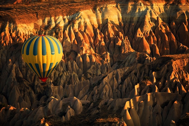 Vue d'un ballon à air chaud volant au-dessus des rochers