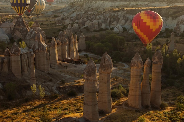 Photo vue des ballons à air chaud dans le temple contre le bâtiment