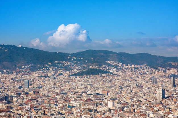 Vue sur Barcelone depuis la colline de Montjuic, en Espagne