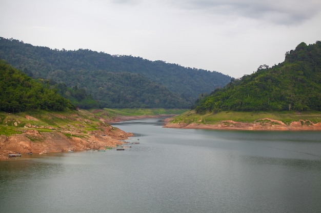 La vue sur le barrage de Nakhon Nayok est un paysage magnifique avec une forêt.