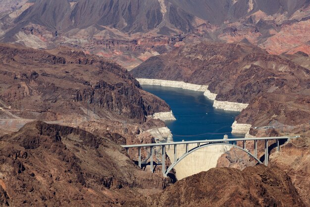 Vue sur le barrage et le pont Hoover à la frontière de l'Arizona et du Nevada