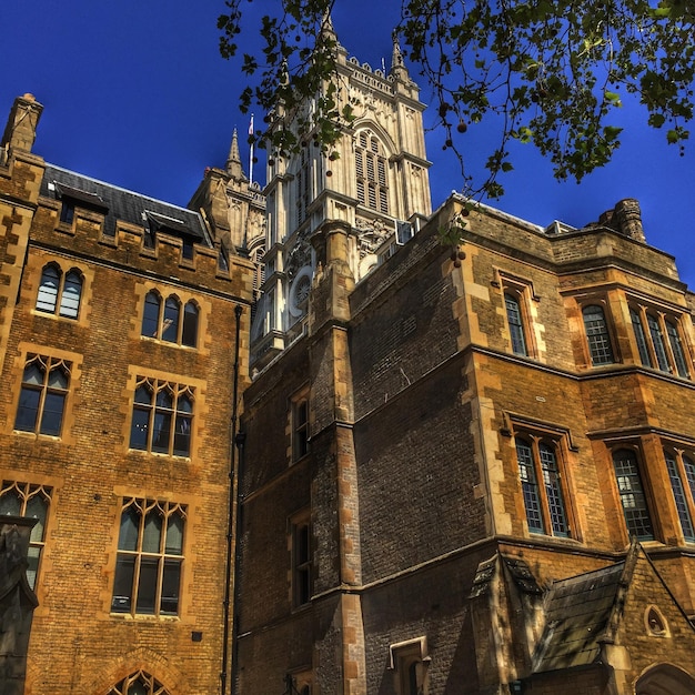 Photo vue à bas angle de l'abbaye historique de westminster contre le ciel