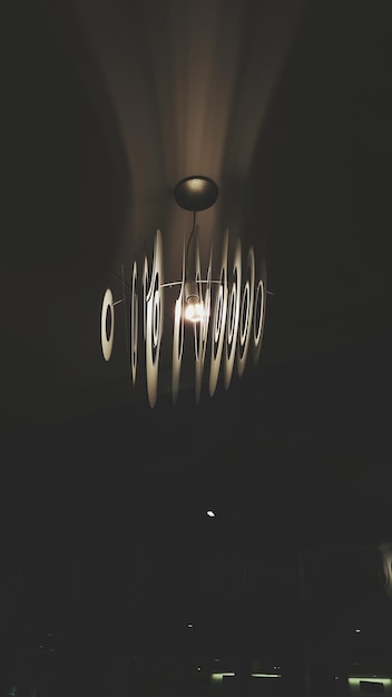 Photo vue à bas angle de l'ampoule éclairée