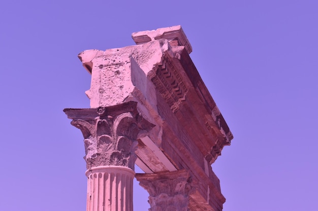 Photo vue en bas angle d'une ancienne colonne d'un temple à rome