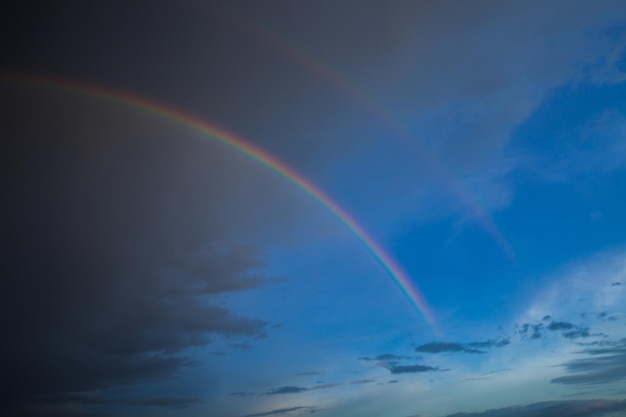 Vue à bas angle de l'arc-en-ciel contre le ciel bleu