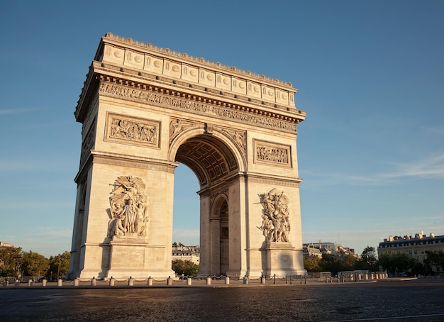 Vue à bas angle de l'arc de triomphe