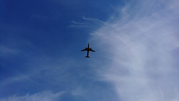 Vue à bas angle de l'avion contre le ciel bleu