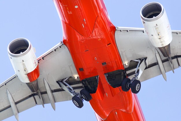 Photo vue à bas angle de l'avion contre un ciel dégagé