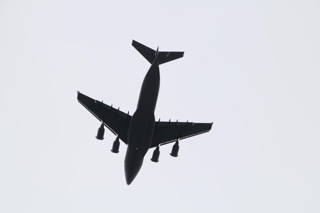 Photo vue à bas angle de l'avion contre un ciel dégagé