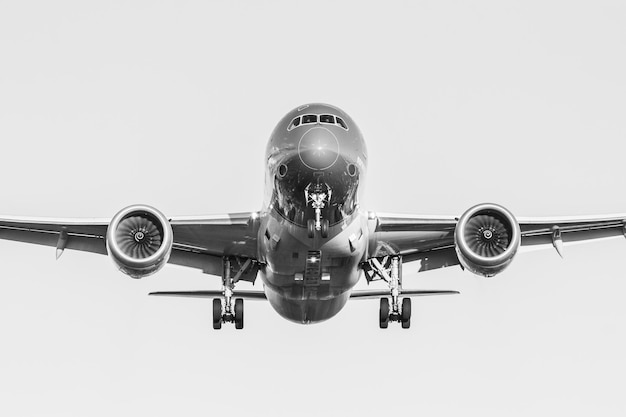 Vue à bas angle de l'avion contre un ciel dégagé