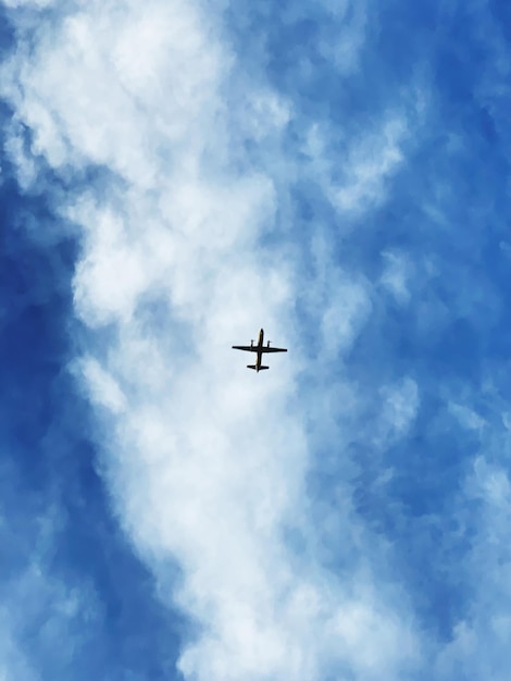 Vue à bas angle de l'avion contre le ciel