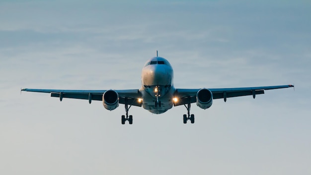 Vue à bas angle d'un avion volant contre un ciel nuageux