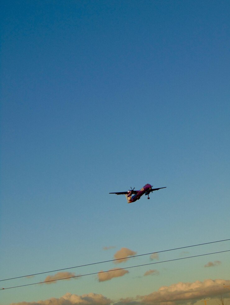 Photo vue à bas angle de l'avion volant contre le ciel