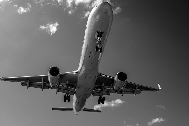 Photo vue en bas angle de l'avion volant contre le ciel