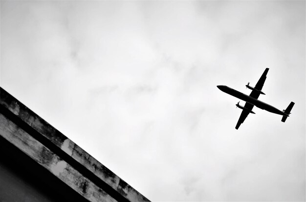 Photo vue à bas angle de l'avion volant contre le ciel