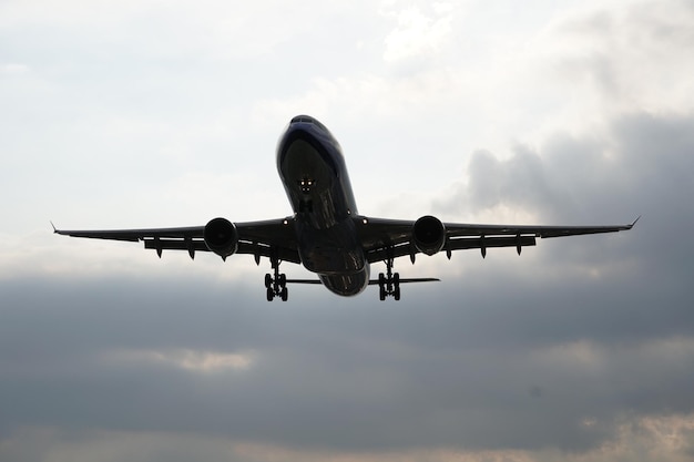 Vue à bas angle de l'avion volant contre le ciel