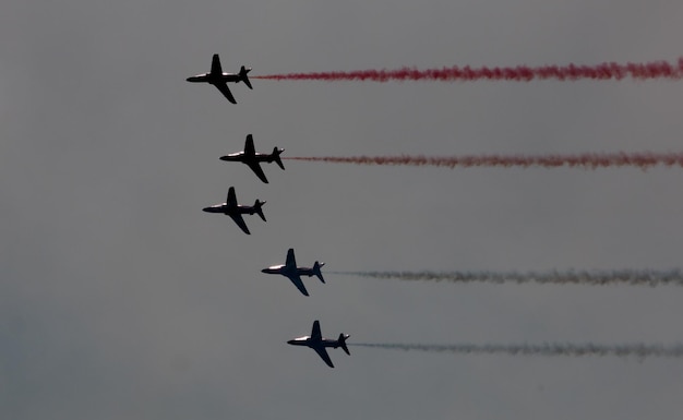 Photo vue à bas angle d'avions avec des pistes en vol