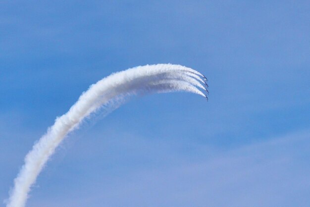 Vue à bas angle d'avions volant contre le ciel bleu