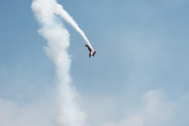 Photo vue à bas angle des avions volant contre le ciel pendant le spectacle aérien